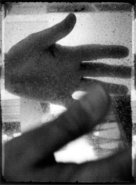 http://www.bertrandcarriere.com/files/gimgs/th-40_02Autoportrait_2les mains.jpg